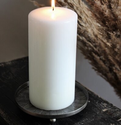 Bild av harmonisk interiör med metallfat och ljus