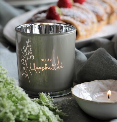 Bild av stämningsfull scen med ljushållare och fika