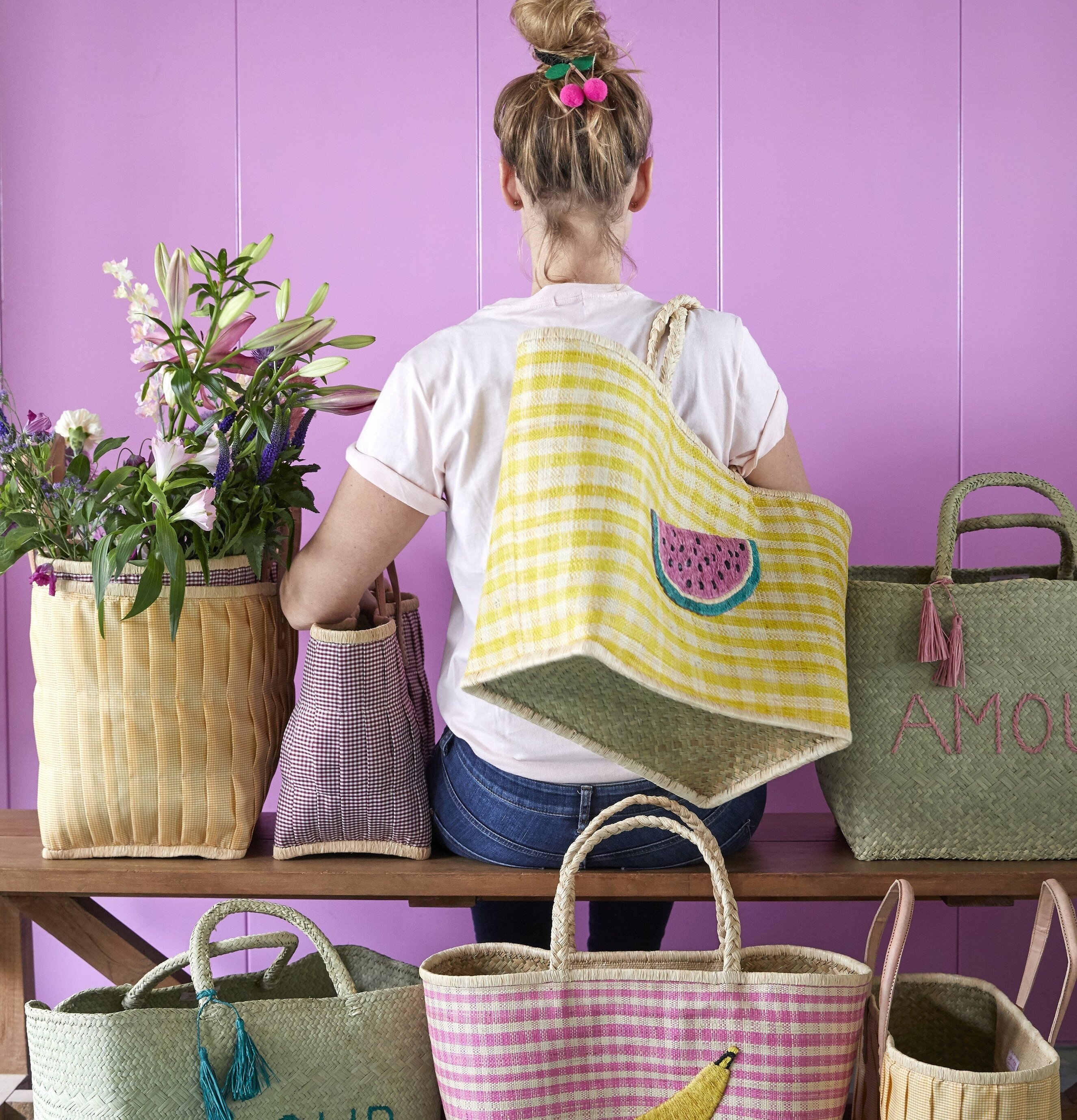 Väska Raffia Watermelon från Rice på en färgstark bänk