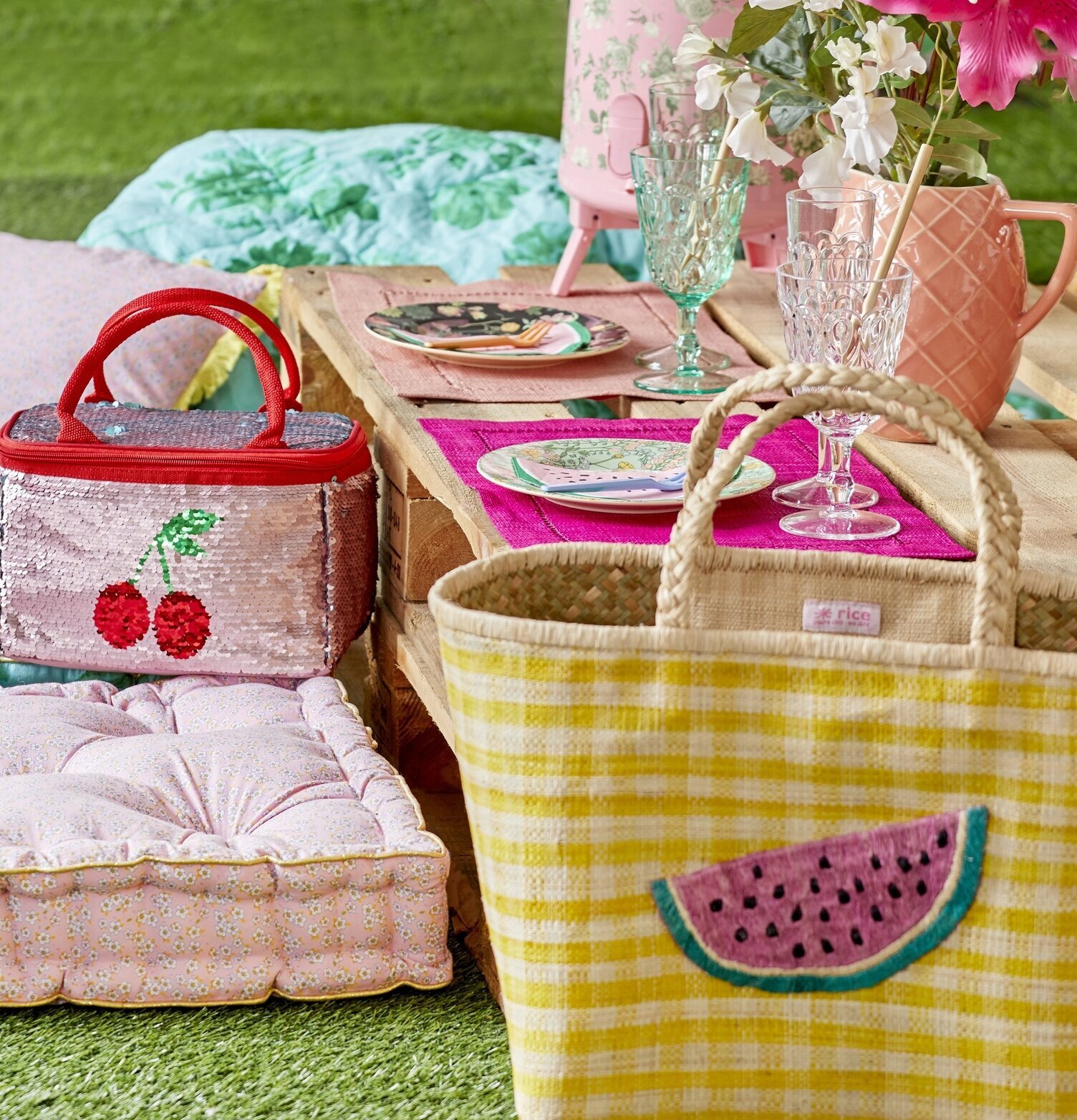 Väska Raffia Watermelon från Rice på en färgglad picknick