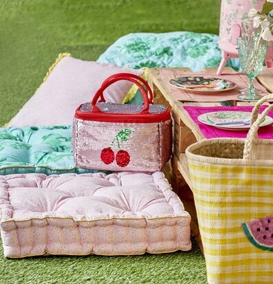 Golvkudde Flower Print från Rice i färgglad picknickmiljö