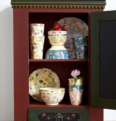 Bild av färgstarkt porslin i rustikt skåp med jordgubbar