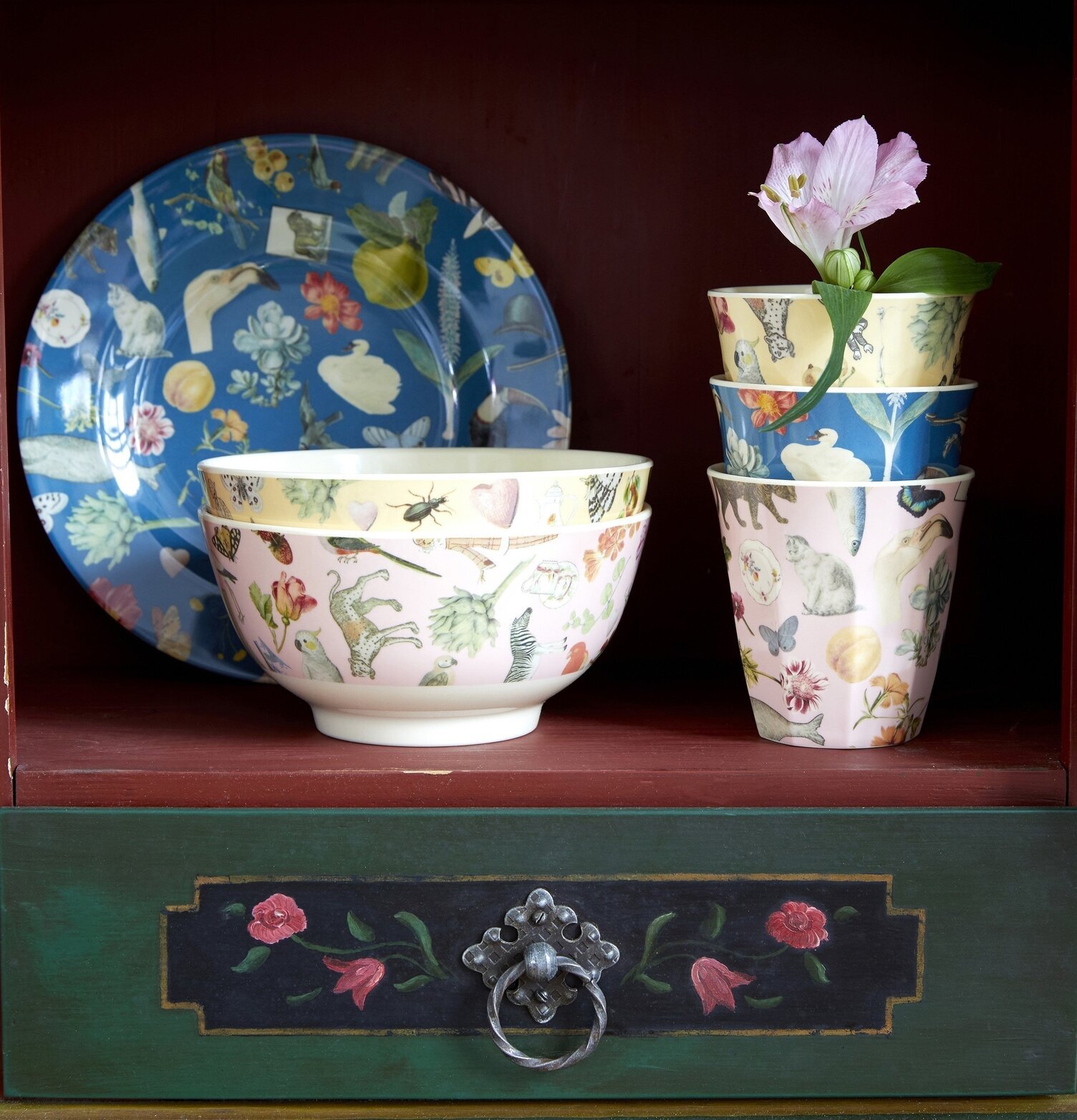 Assiett Blue Art Print från Rice i rustikt skåp med naturmotiv