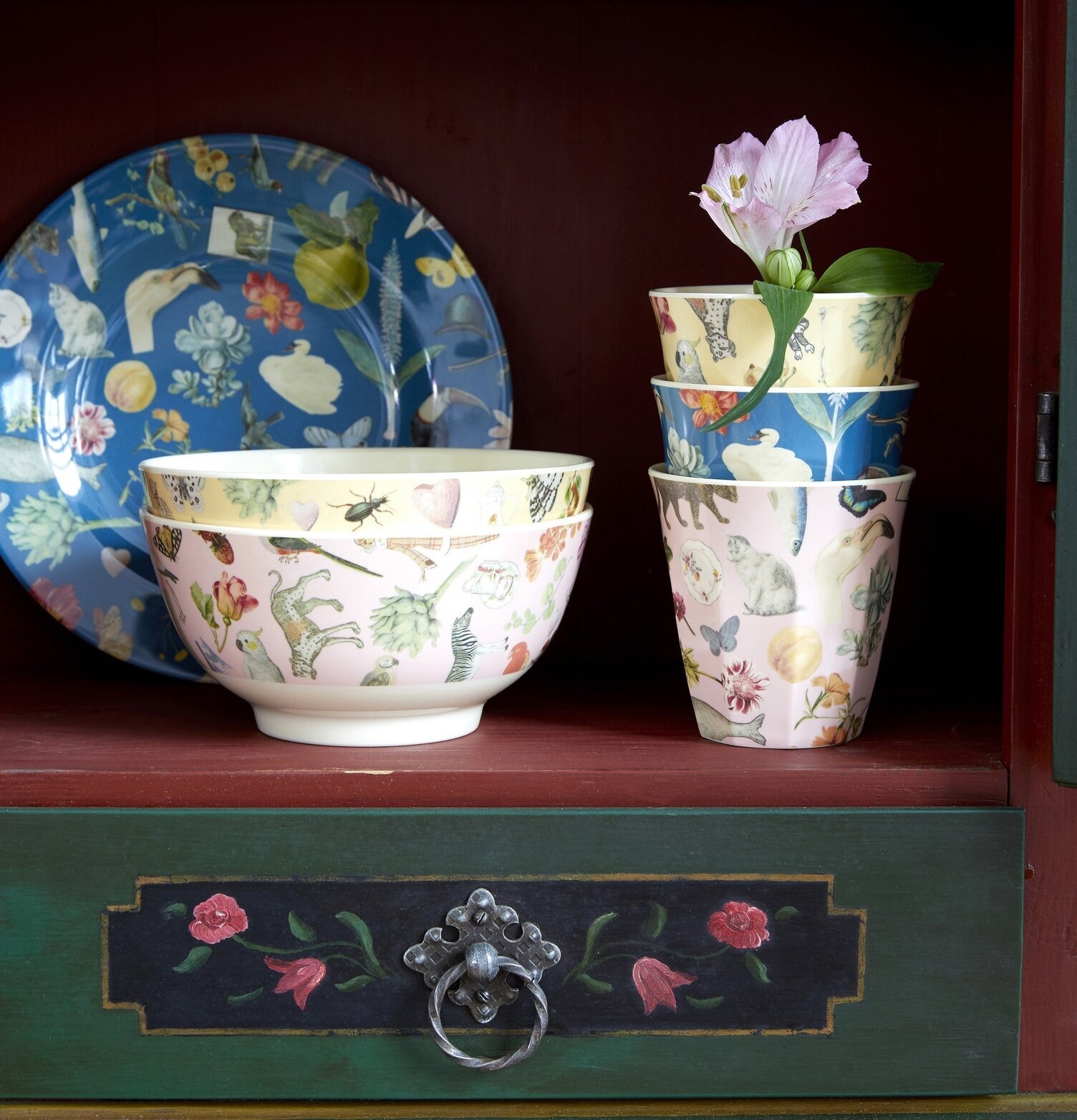 Mugg Creme Art Print från Rice i köksskåp med naturmotiv