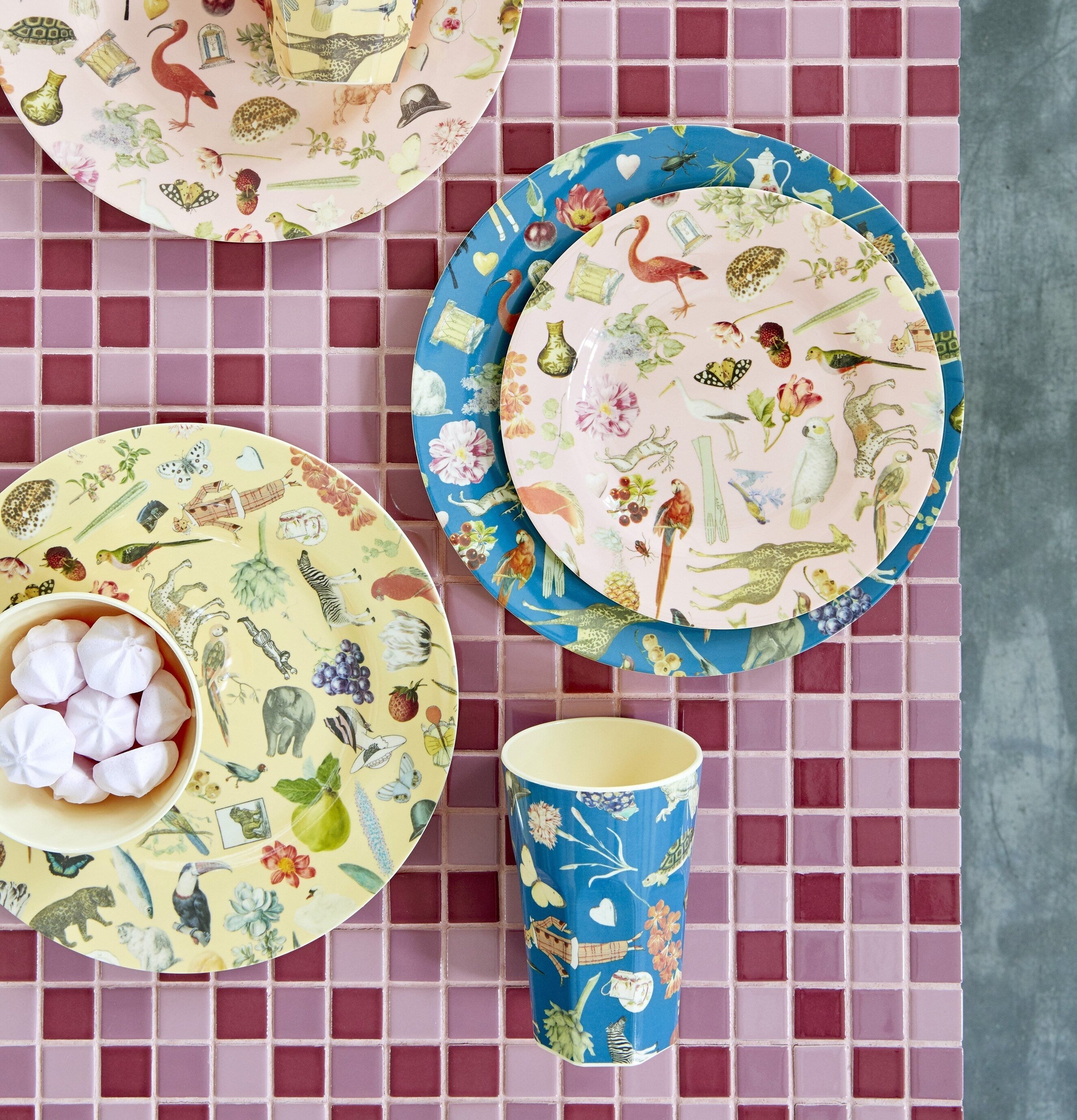 Assiett Blue Art Print från Rice med blå kant och mönster