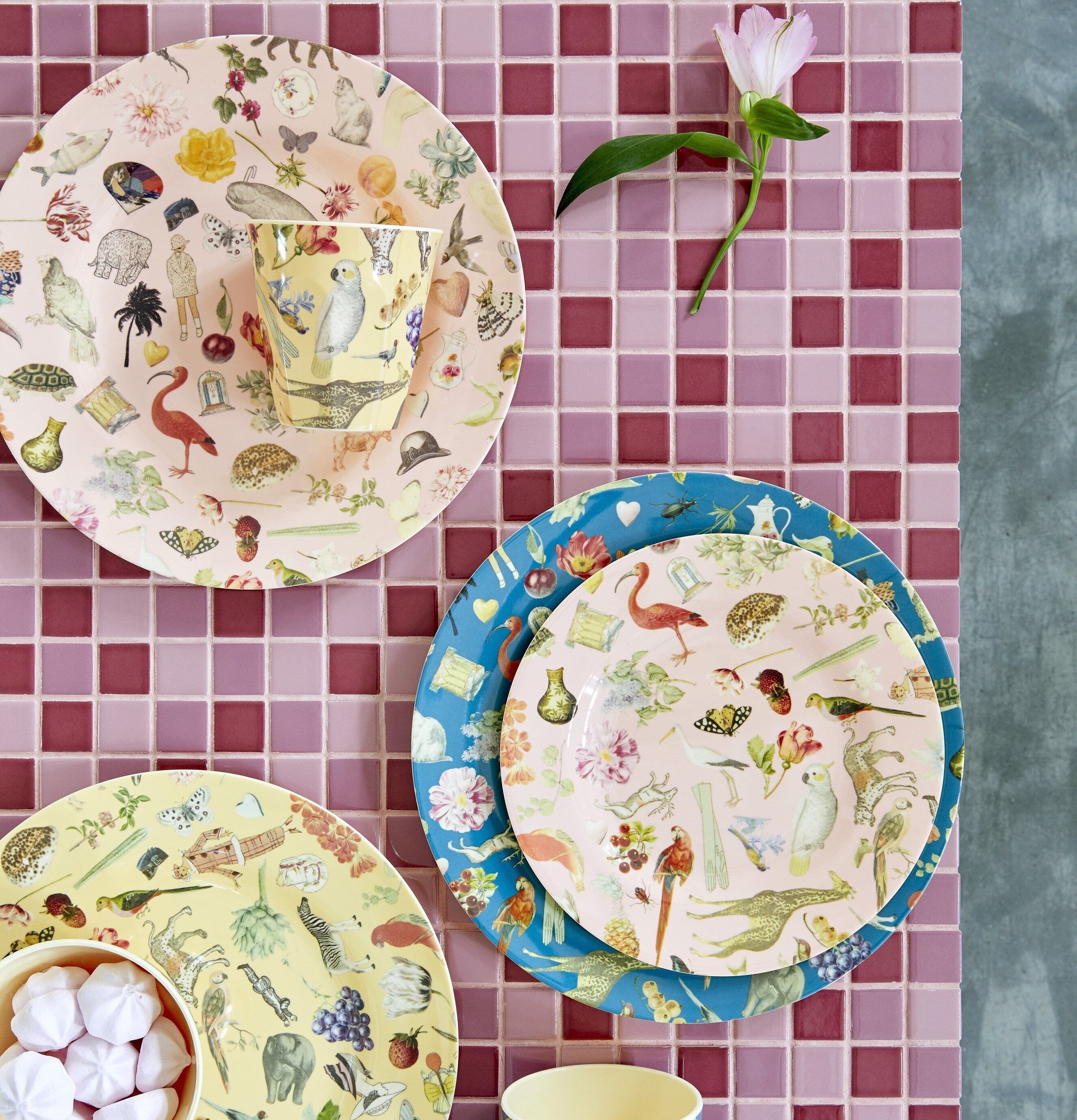 Assiett Pink Art Print från Rice med färgstarka djurmotiv