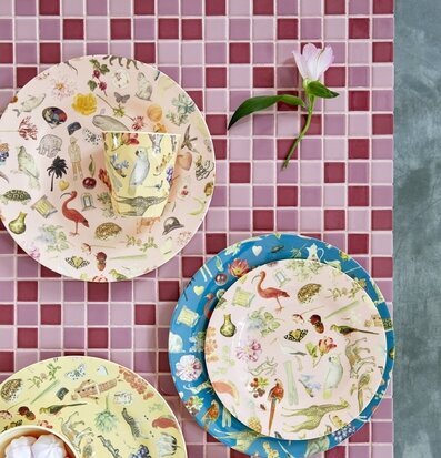 Bild av färgglad porslin och keramik för bordsdukning