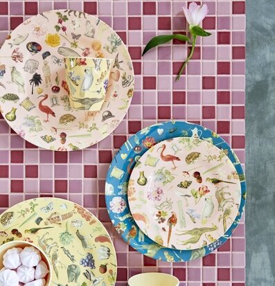 Assiett Pink Art Print från Rice med färgstarka djurmotiv