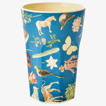 Bild av färgglad mugg med lekfulla illustrationer