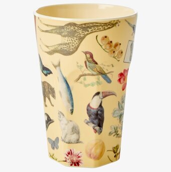 Bild av mugg med djur och växter i konstnärlig design