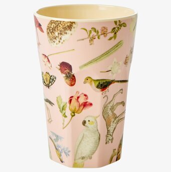 Bild av mugg med naturmotiv och djurillustrationer