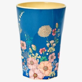 Bild av mugg med intrikat blommönster och färgkontrast