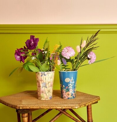 Bild av harmonisk inredning med blommor och rotting