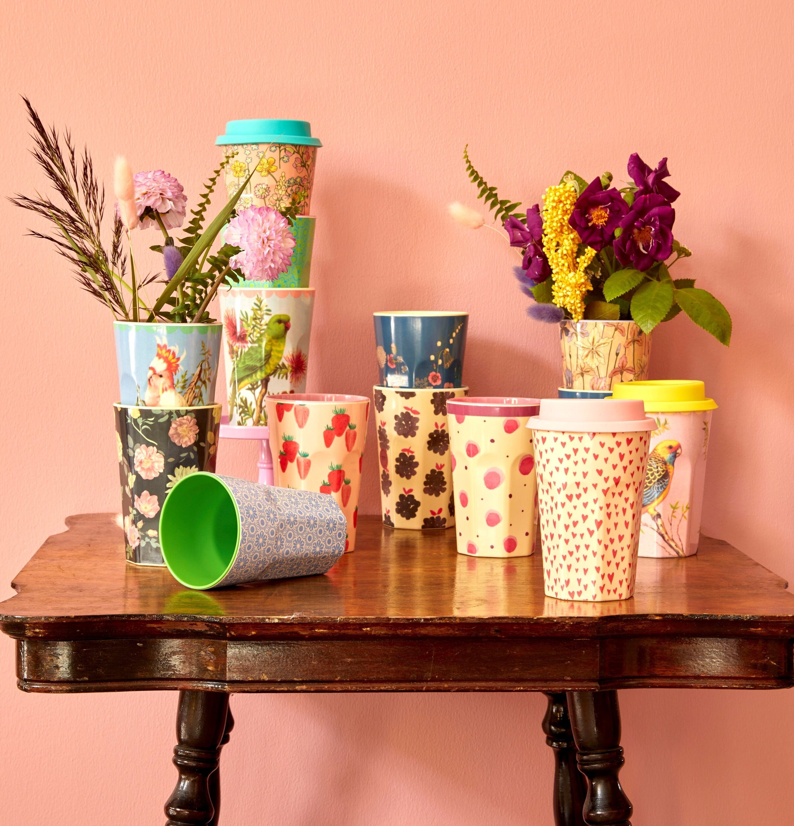 Bild av färgglada och mönstrade muggar i hemtrevlig miljö