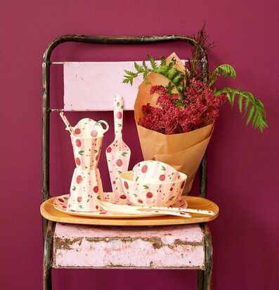 Assiett Cherry Print från Rice på en rostig, gammal stol