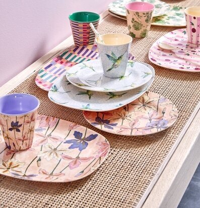 Assiett Iris Print från Rice med blommönster på ett bord