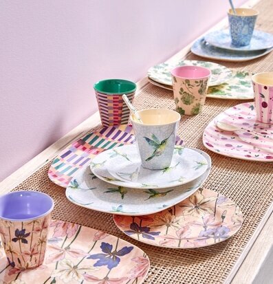 Assiett Hummingbird Print från Rice på flätad rotting