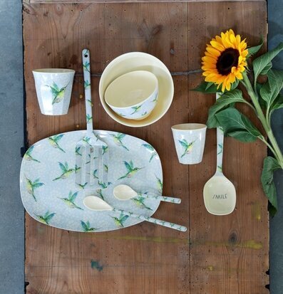 Assiett Hummingbird Print från Rice med färgglada kolibrier