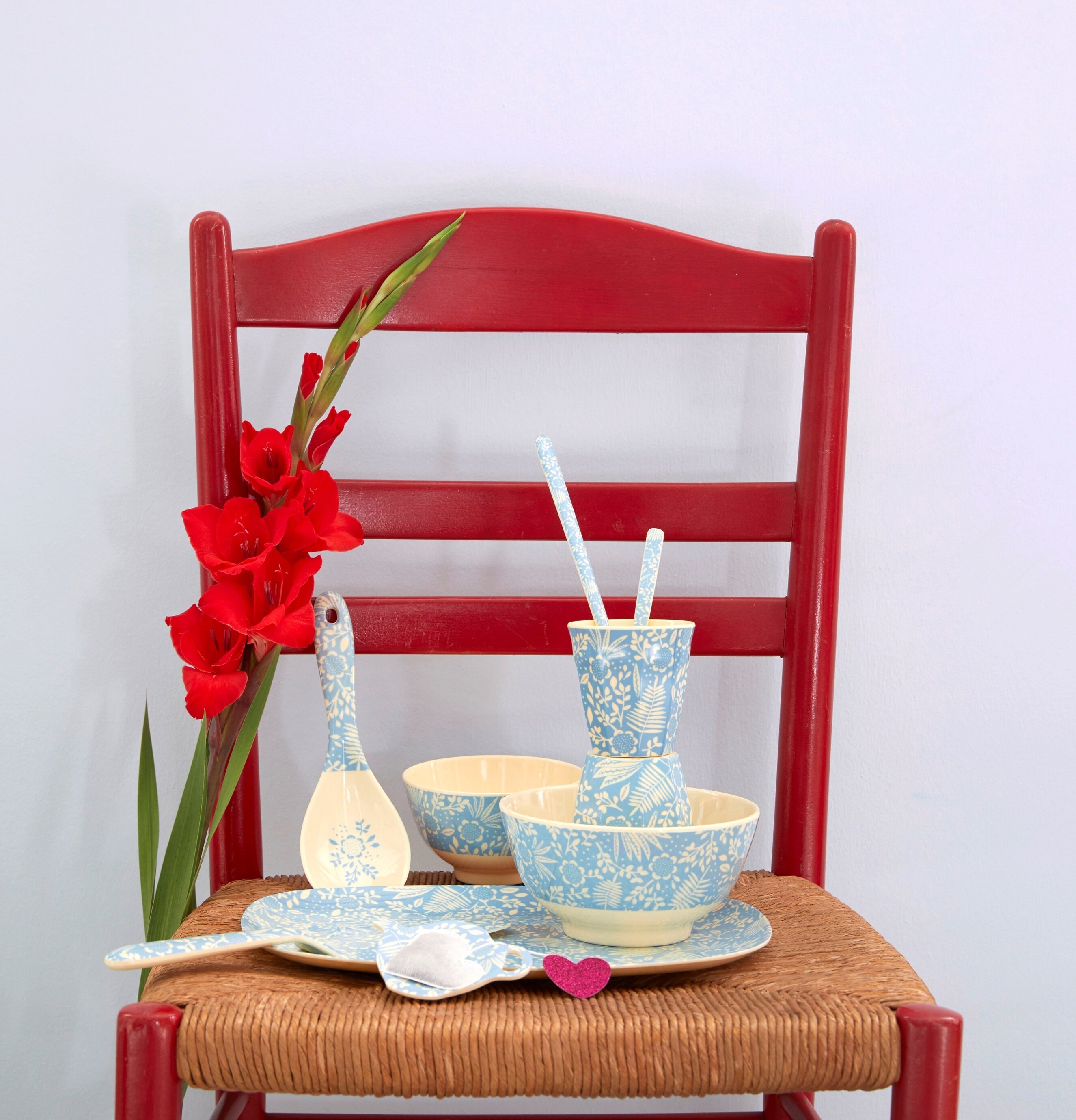 Assiett Blue Fern & Flower Print från Rice på röd stol