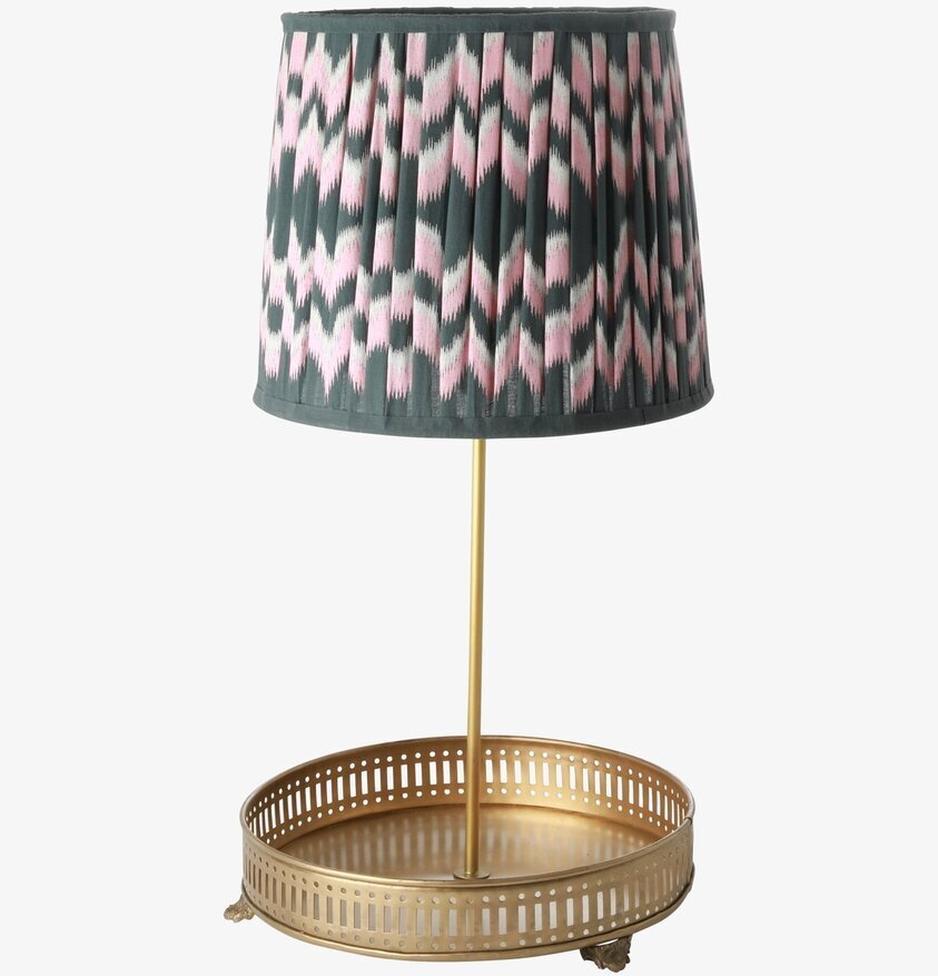 Bordslampa Med Bricka från Rice med guldton och zigzag-mönster