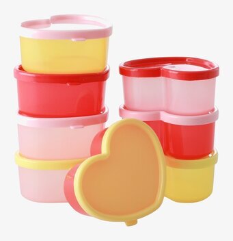 Rice Små Plastburkar Hjärtan i olika färger på vit bakgrund