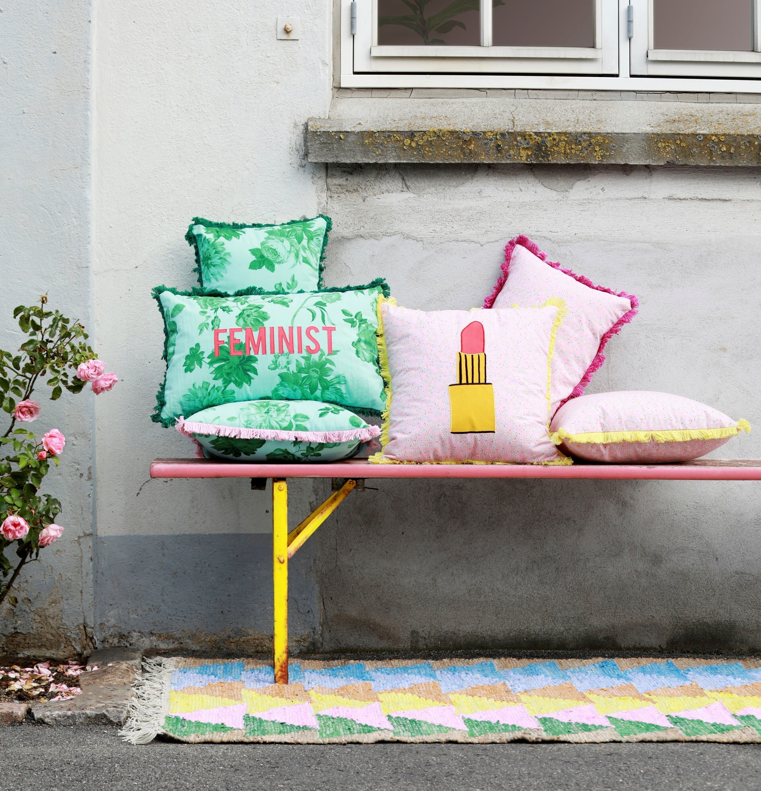 Bomullsmatta Let's Summer från Rice utomhus intill vägg