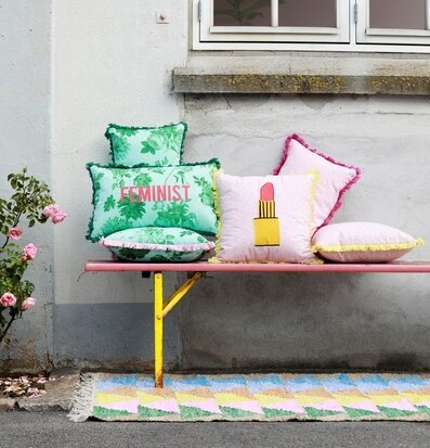 Bomullsmatta Let's Summer från Rice utomhus intill vägg