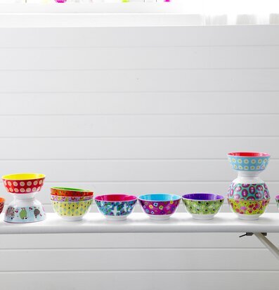 Skål Melamin Clover från Rice i färgglada mönster på bord