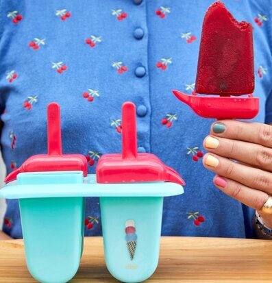 Glassform från Rice i turkos och röd med glasspinne i hand