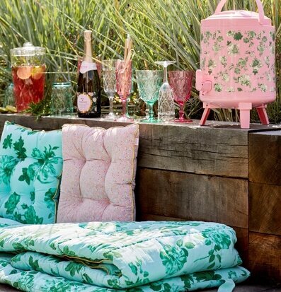 Bomullsfilt Green Rose Print från Rice i en utomhusmiljö