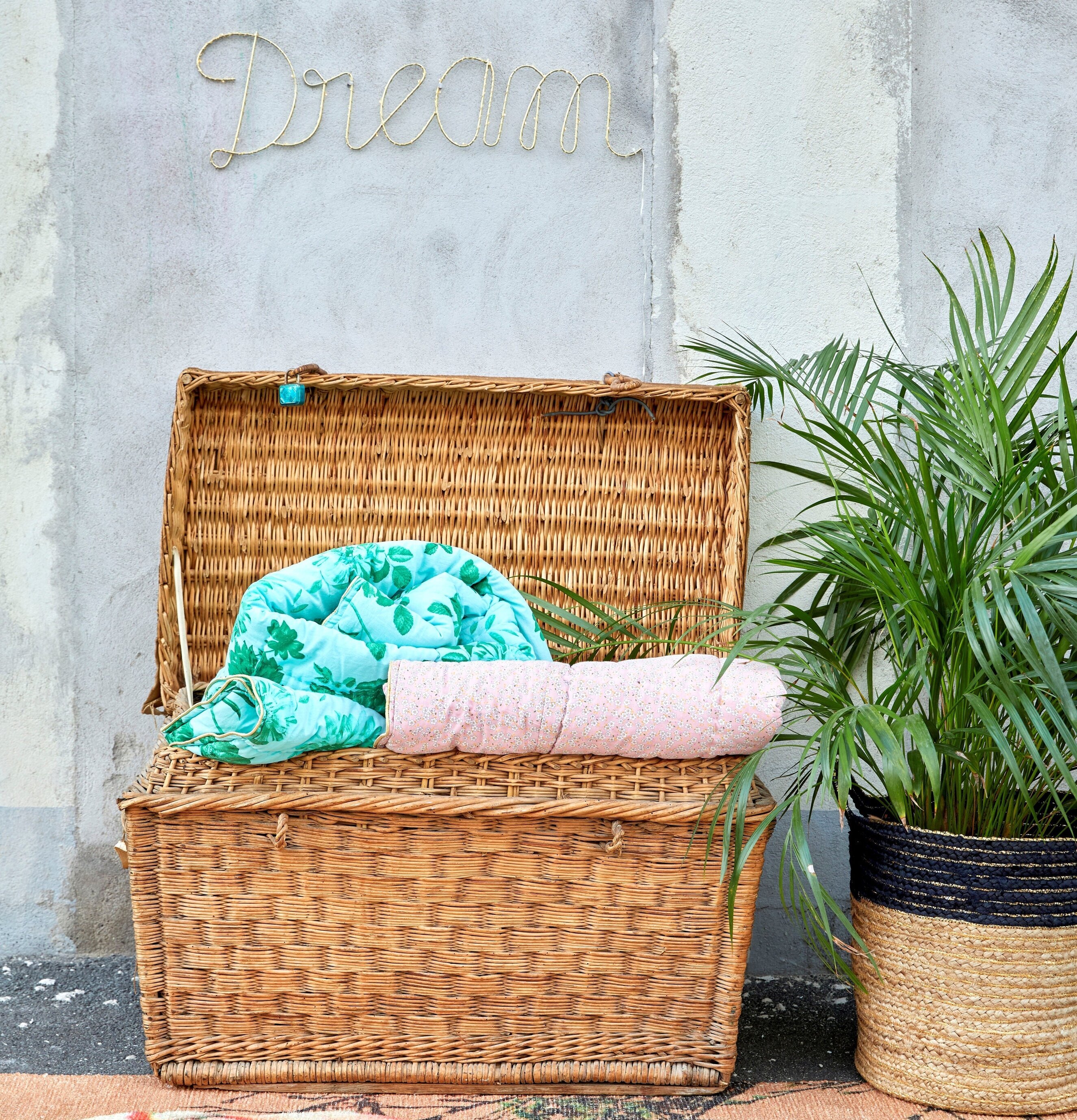 Bomullsfilt Green Rose Print från Rice i korg med växt