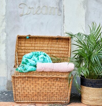 Bomullsfilt Green Rose Print från Rice i korg med växt