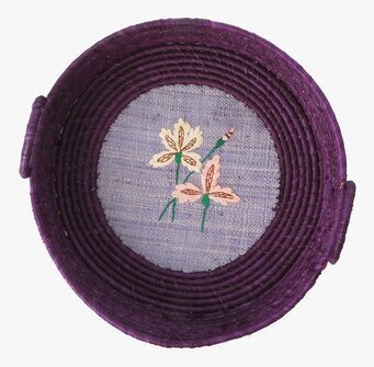 Broderad Brödkorg från Rice med lila flätverk och blommor