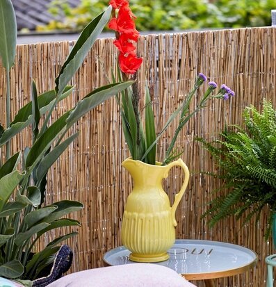 Kanna Keramik Bright Yellow Large från Rice på ett sidobord