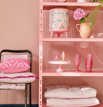 Kanna Keramik Coral Medium från Rice i rosa bokhylla