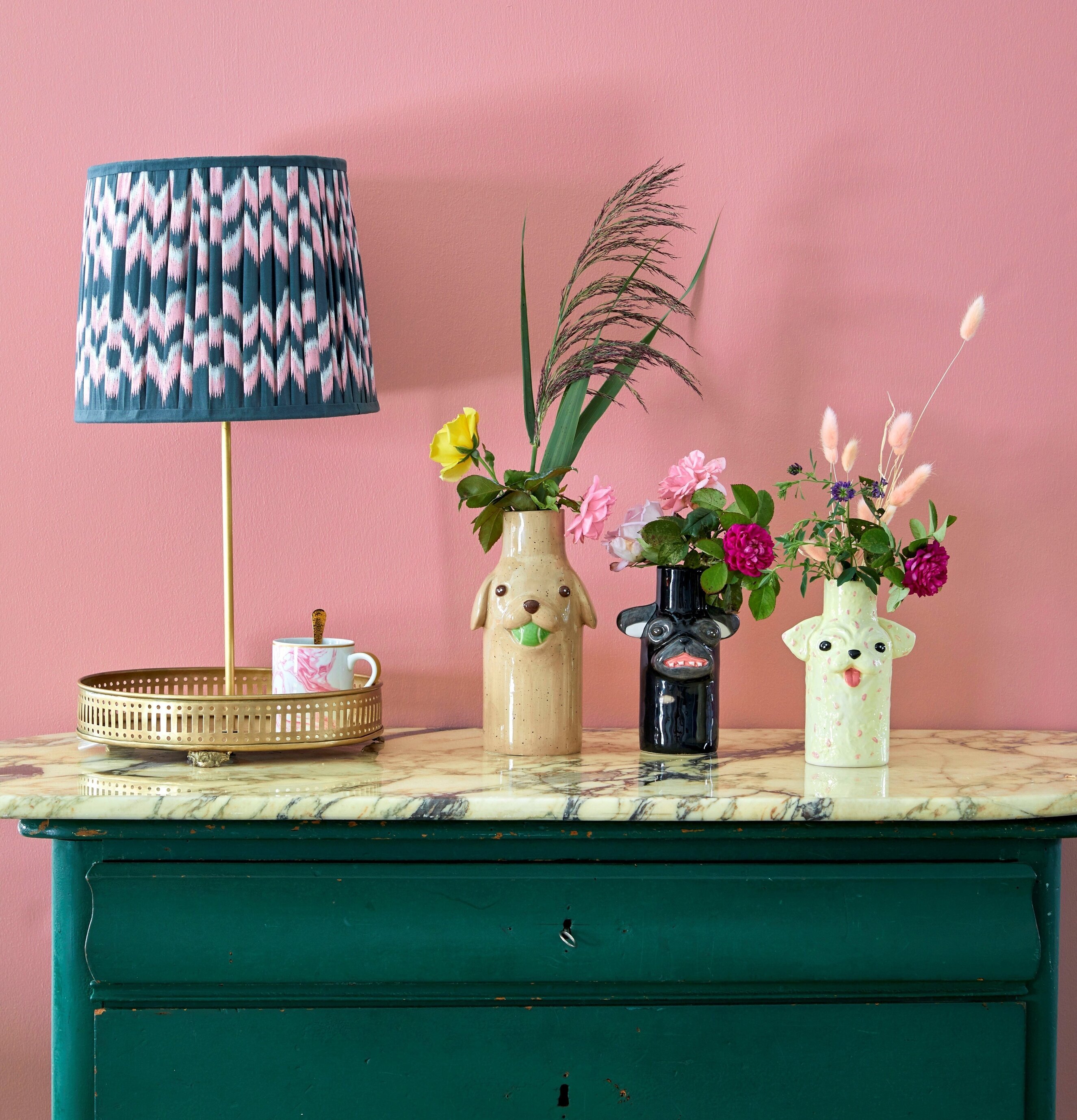 Vas Stella Spotlight Dog Shape Large från Rice på marmorbänk