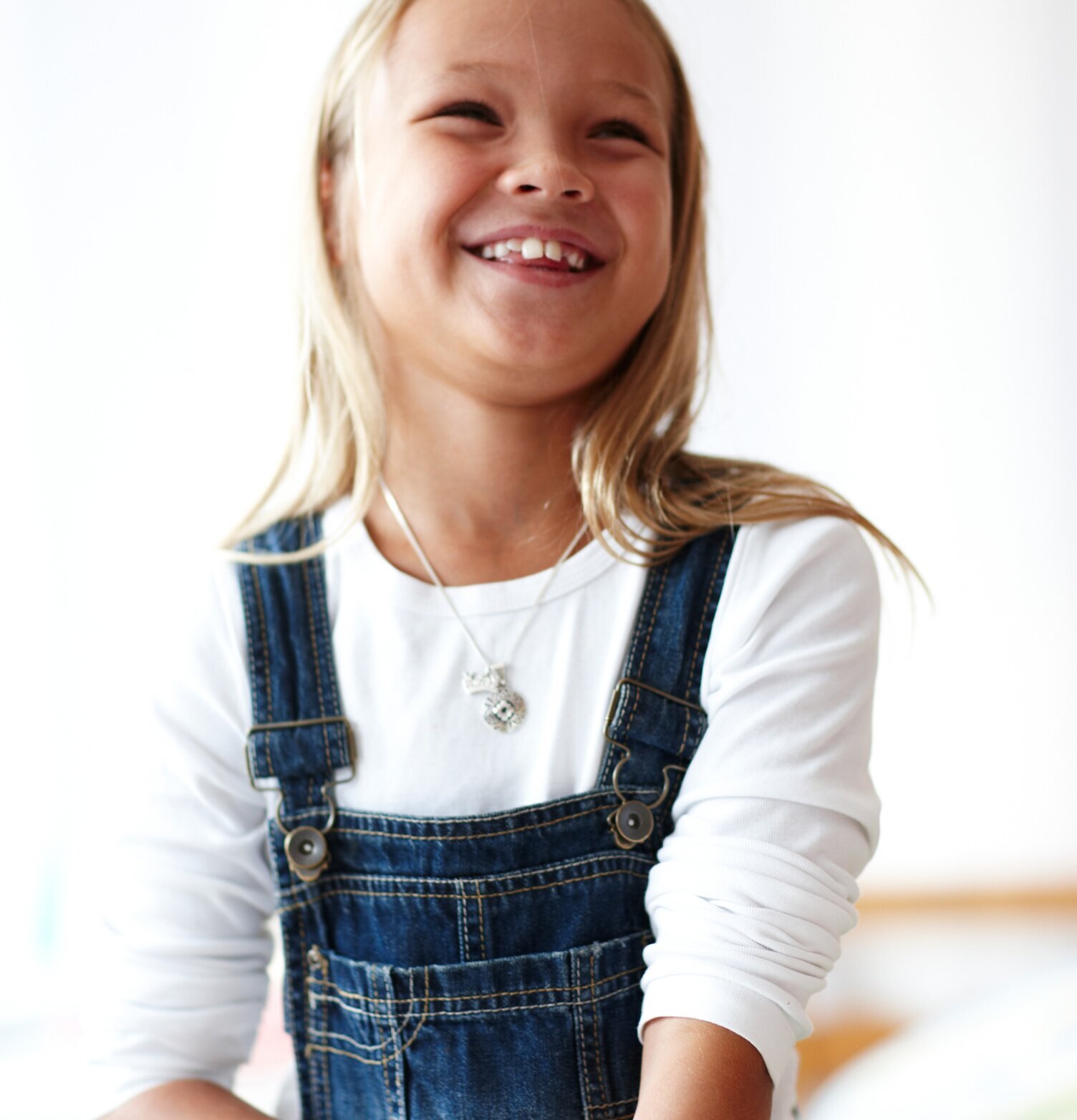 Barn med Tröstisar Gosedjursplåster och leende i ljus miljö