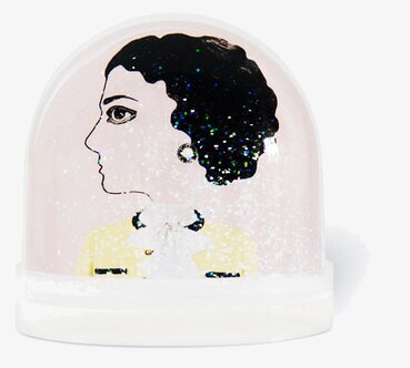 Snöglob Coco Iconic M från Shake it Baby med kvinnofigur