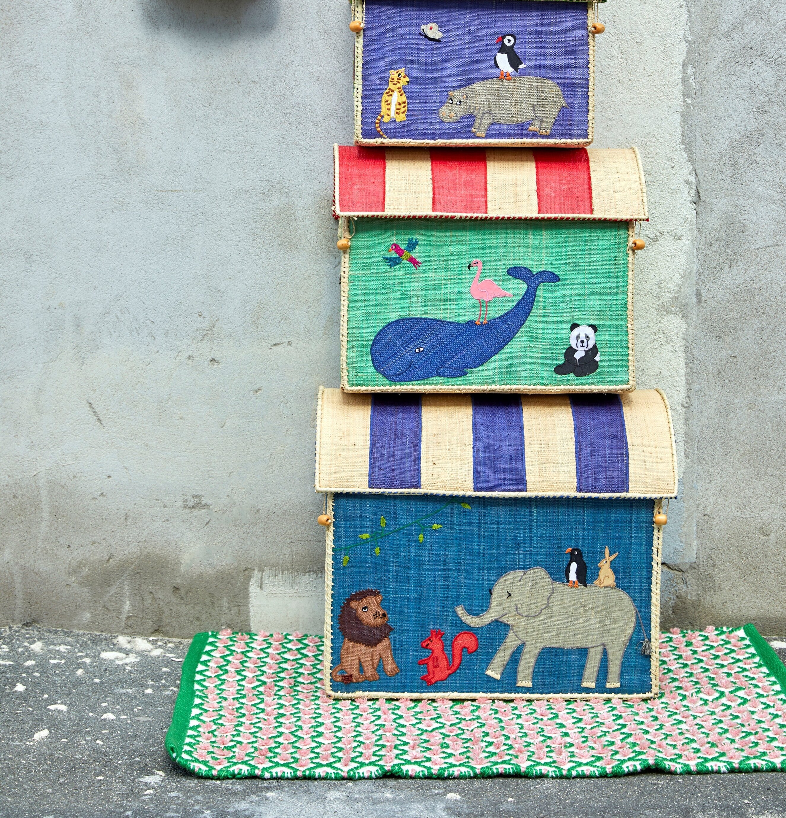 Matta Harlequin Rice från Rice med färgglada korgar framför