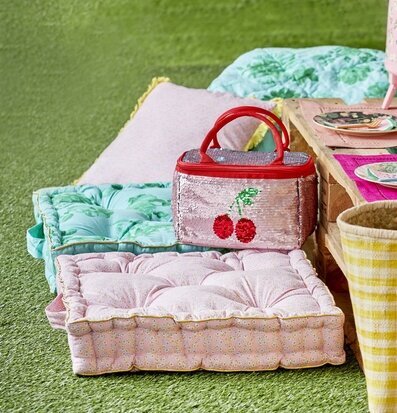 Golvkudde Green Rose Print från Rice i en inbjudande miljö