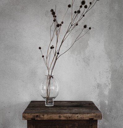 Glasvas Ernst Ø 10 cm från Ernst på robust träbord