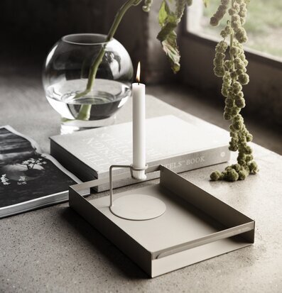 Bricka Ernst Svart från Ernst med ljusstake och böcker