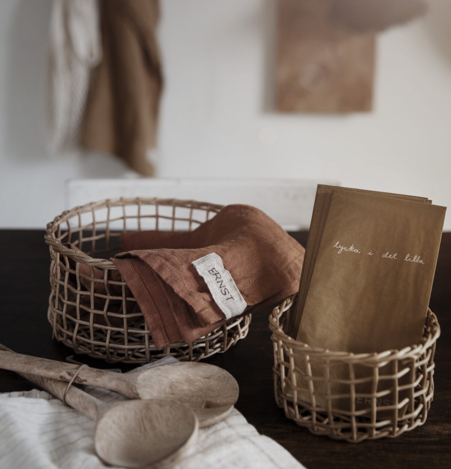 Servetter Lycka - Natur/Svart från Ernst i rottingkorg