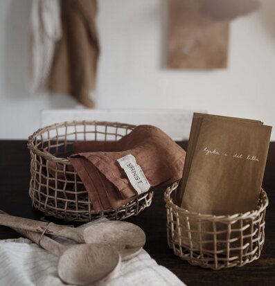 Servetter Lycka - Natur/Svart från Ernst i rottingkorg