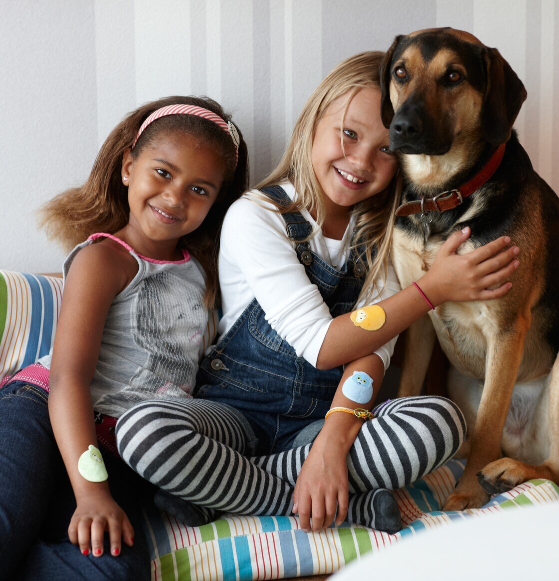 Barn med Tröstisar Gosedjursplåster från Tröstisar på armarna