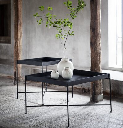 Brickbord Ernst Svart från Ernst i rustik miljö med vaser