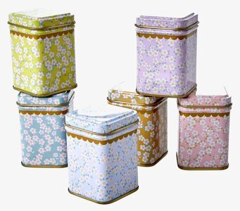 Bild av färgglada plåtburkar med blommiga mönster