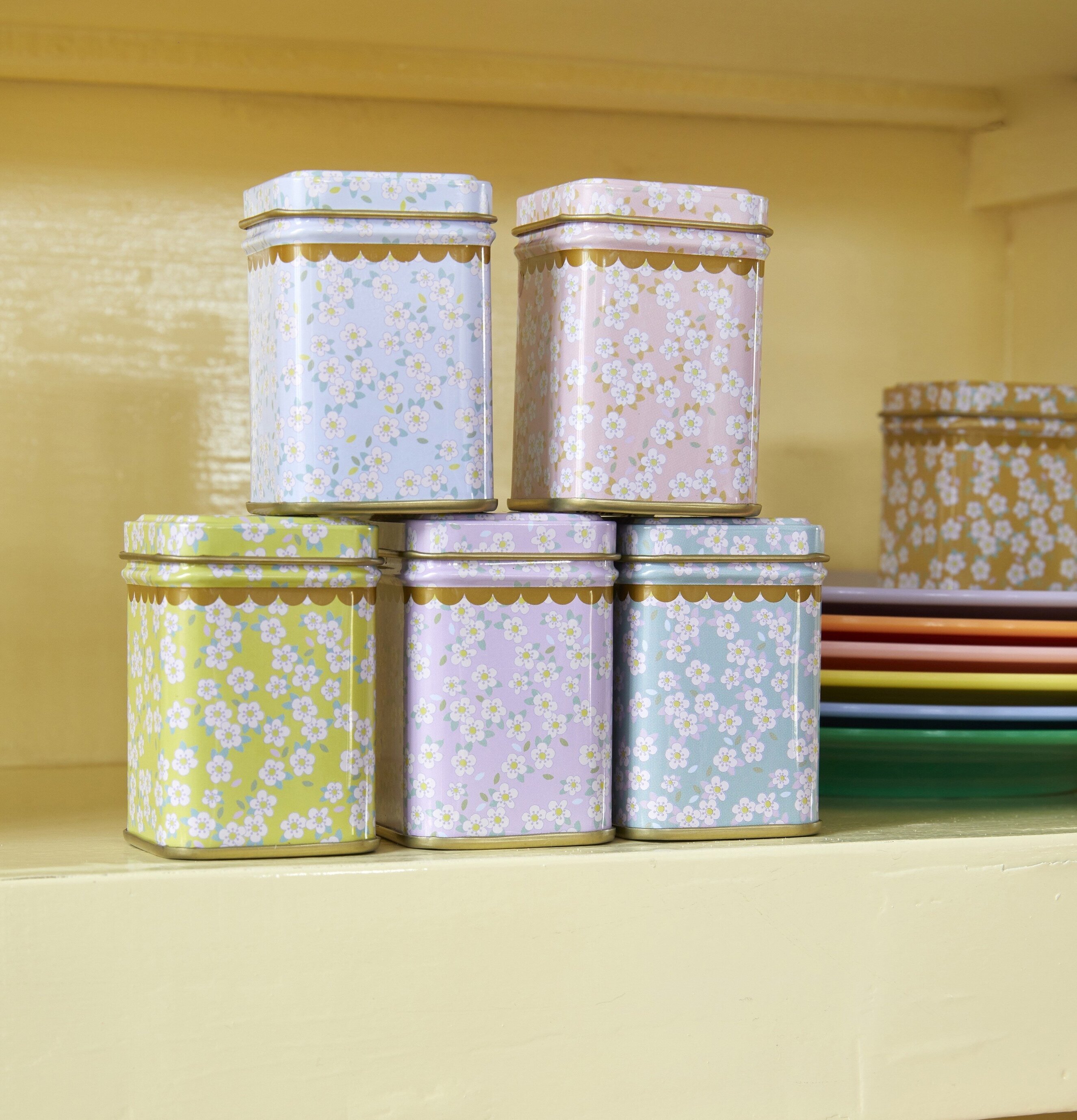 Bild av stilfullt arrangerade plåtburkar och tallrikar