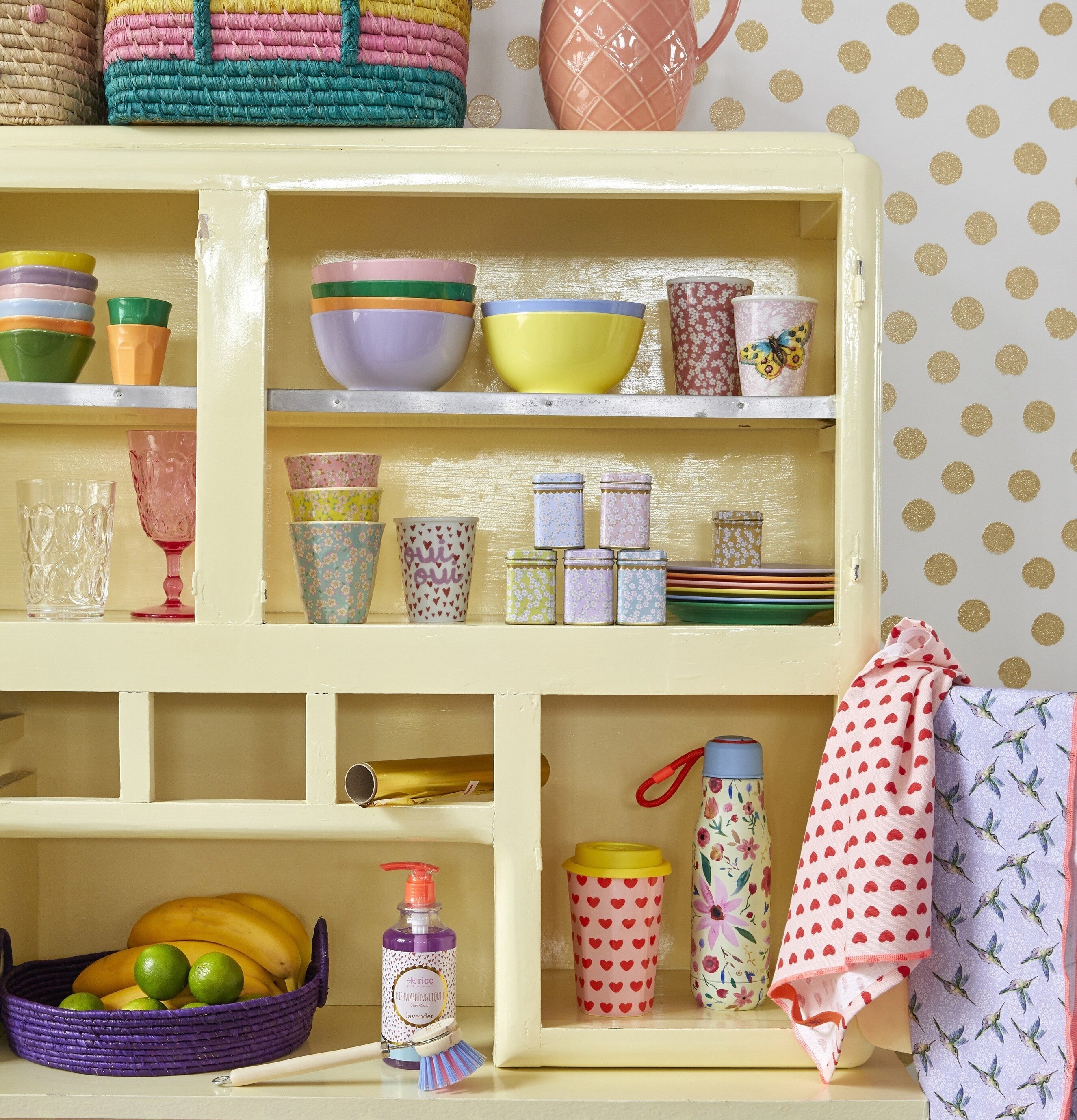 Liten Plåtburk Flower Prints från Rice på färgglad hylla