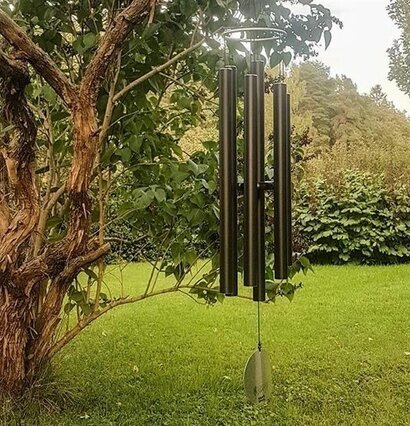 Vindspel L från Multi Agentur hänger i ett frodigt träd